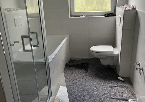 Bad mit Dusche und Wanne