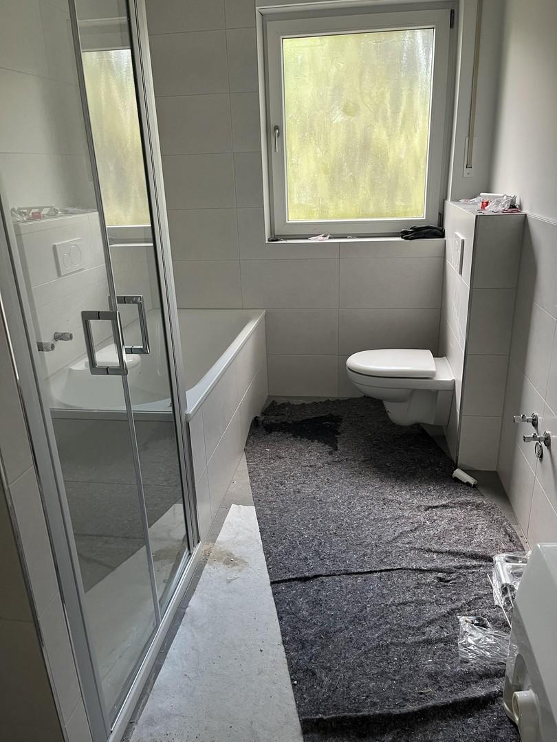Bad mit Dusche und Wanne