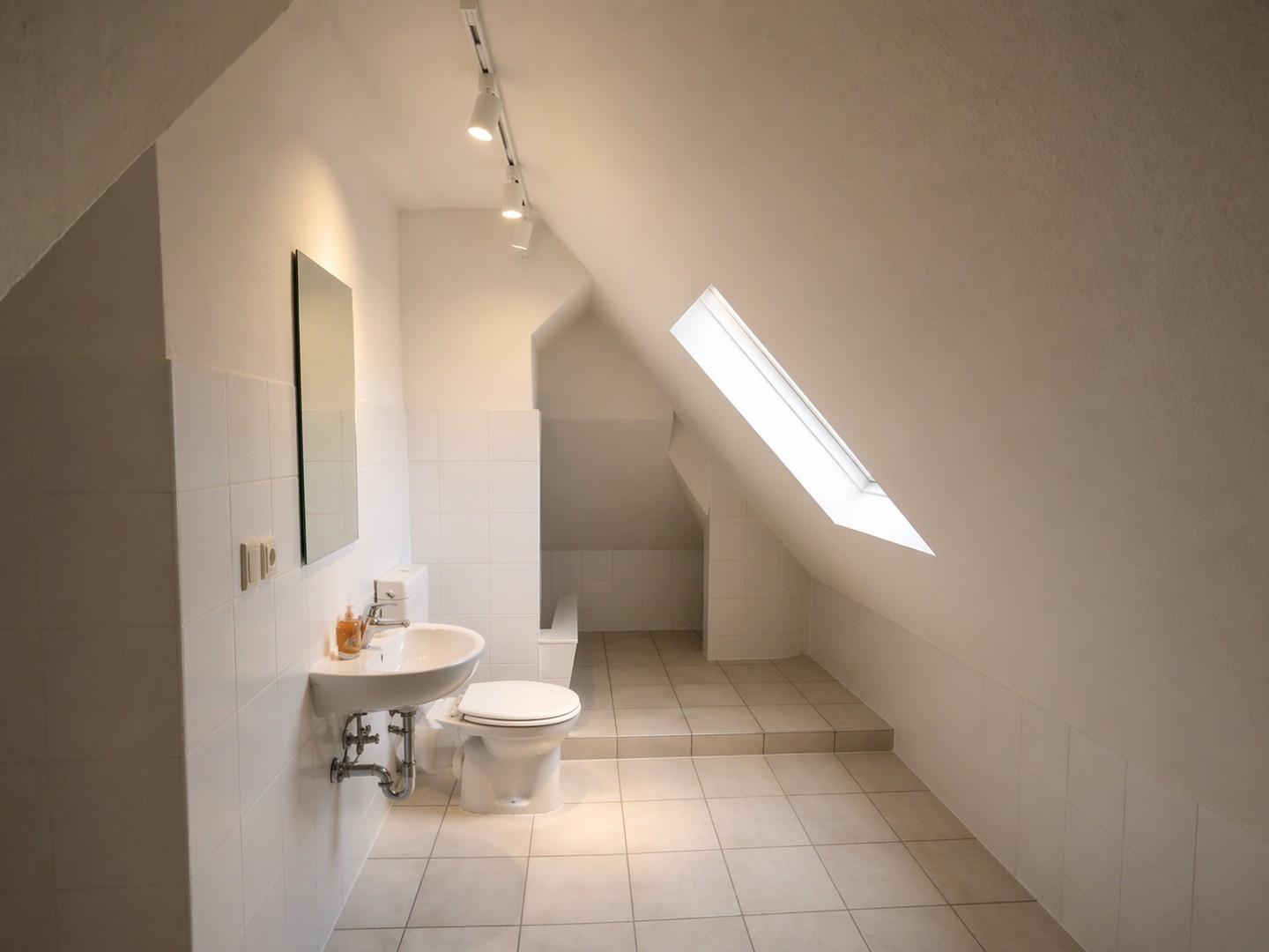 Bad mit KI Spiegel und Licht