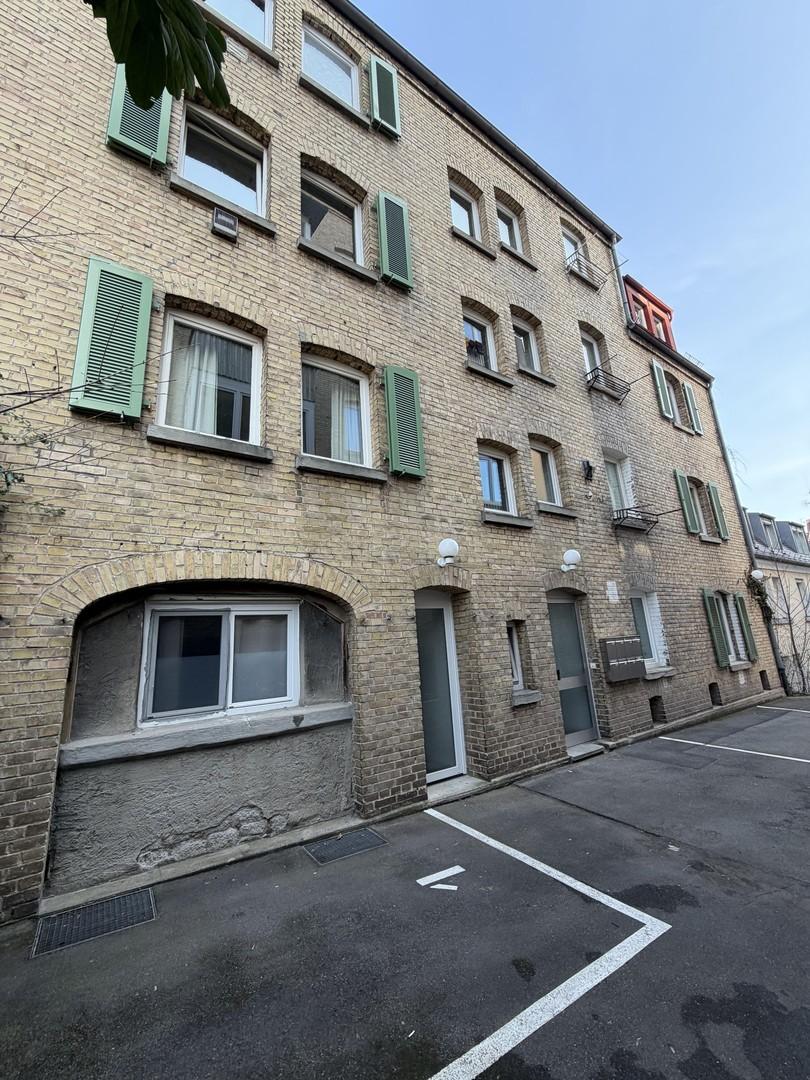 Parkplatz und Eingang