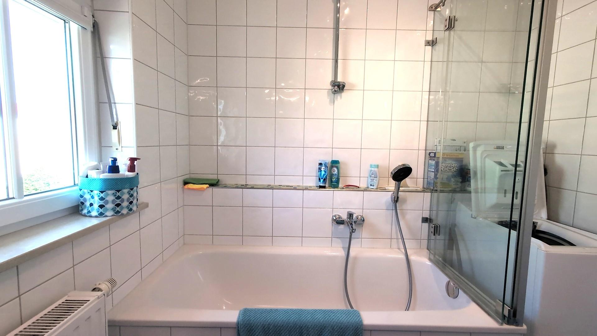 Badewanne und Waschmaschine