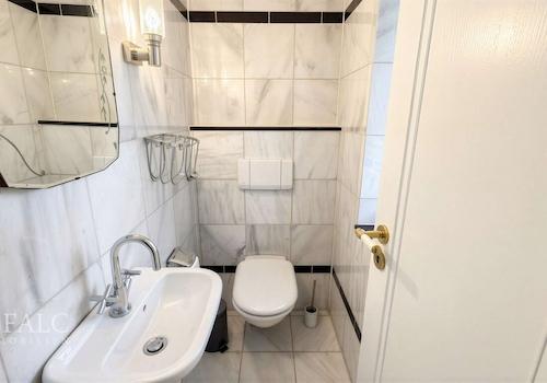 Gäste WC unten - (KI generiert)