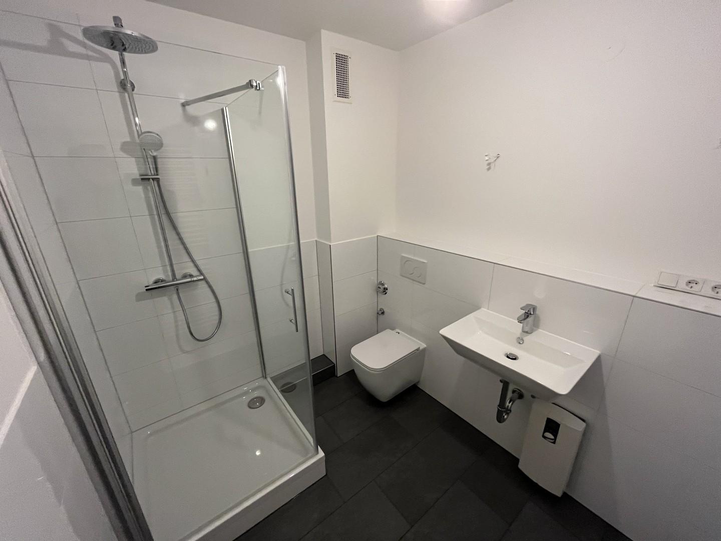 Bad mit Dusche und WC