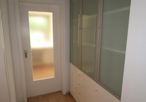 Sehr schöne Nische mit Garderobenschrank