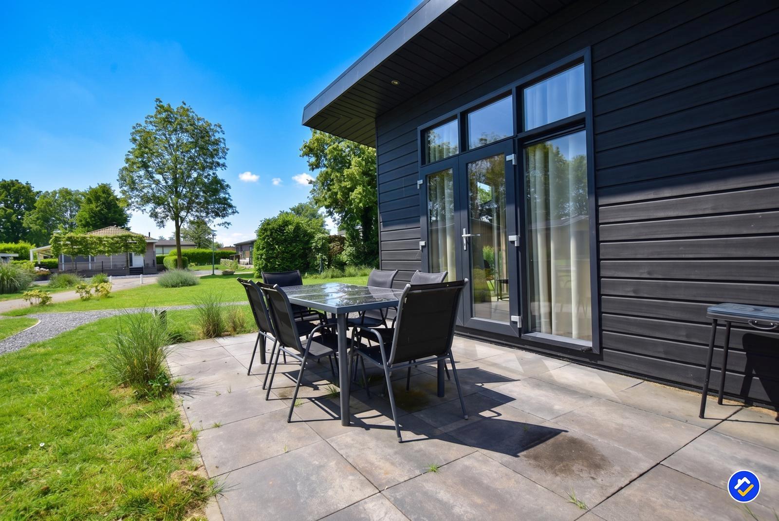 kopen-vrijstaande-vakantiewoning-lith-buitenterras-tuinset-recreatieadviseurs-vakantiehuistekoop-nl.jpg