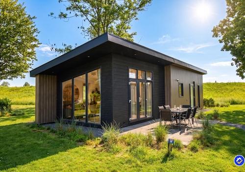 kopen-vrijstaande-vakantiewoning-lith-buitenfoto-terrasmeubilair-recreatieadviseurs-vakantiehuistekoop-nl.jpg