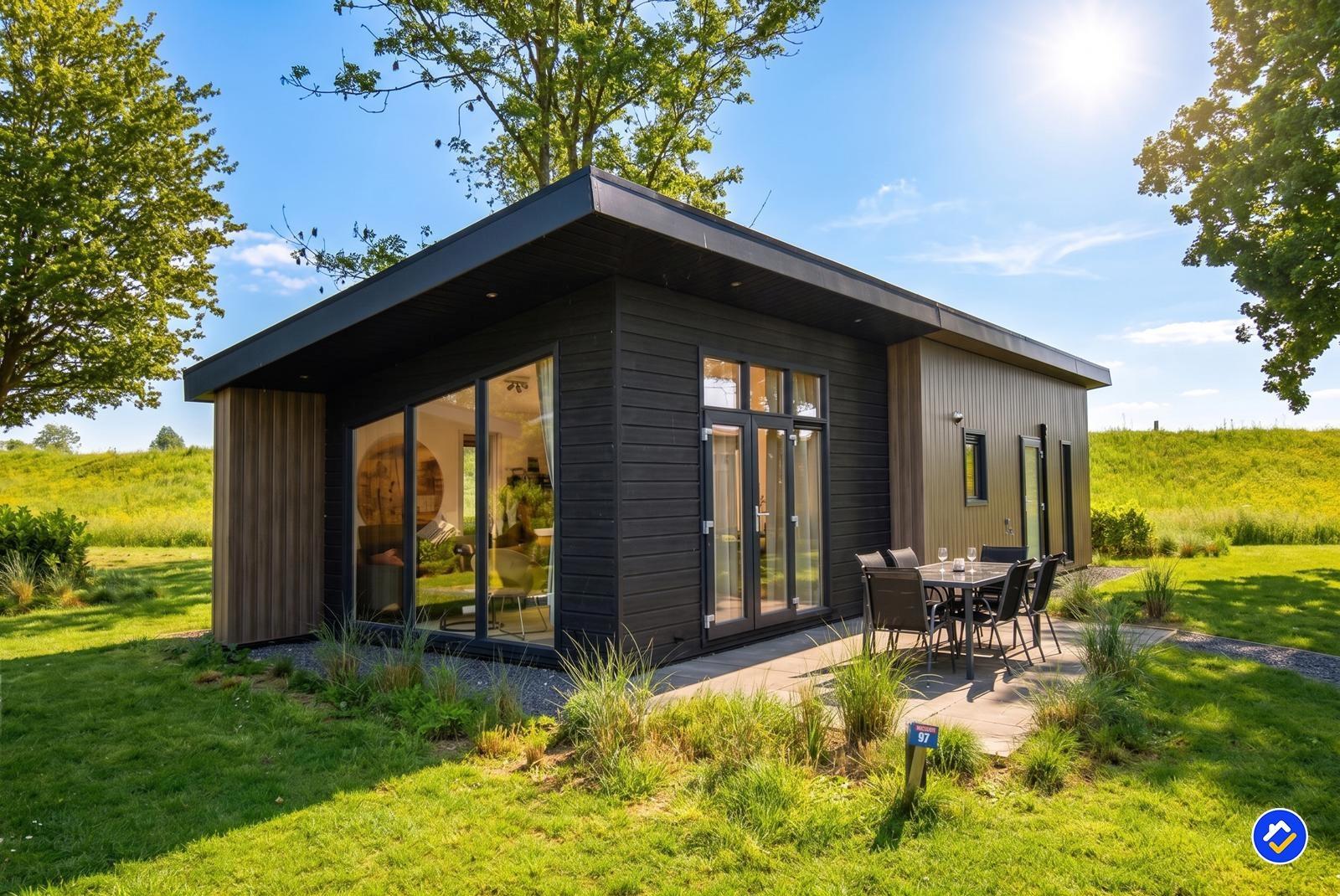kopen-vrijstaande-vakantiewoning-lith-buitenfoto-terrasmeubilair-recreatieadviseurs-vakantiehuistekoop-nl.jpg