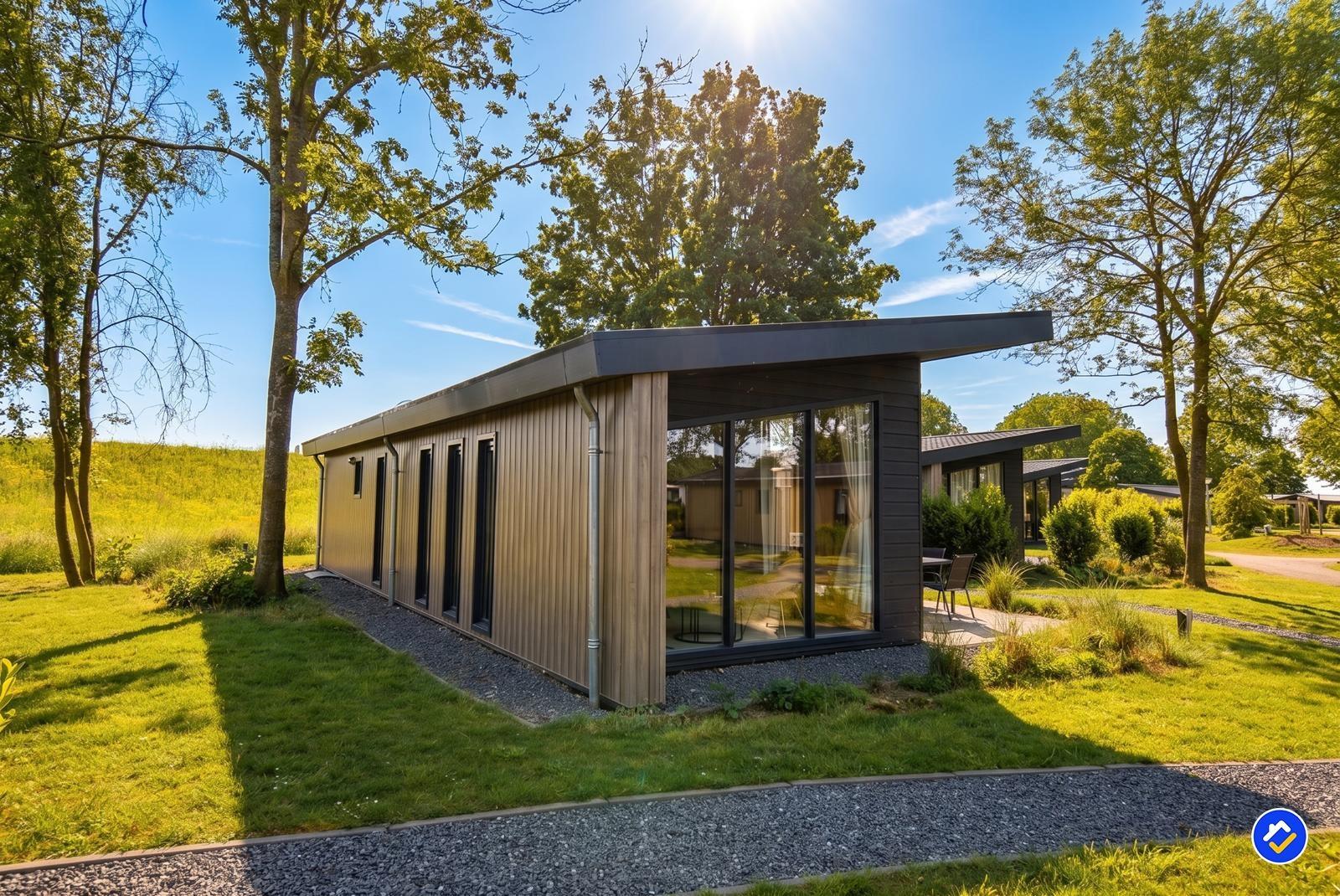 kopen-vrijstaande-vakantiewoning-lith-zijgevel-glaspartij-recreatieadviseurs-vakantiehuistekoop-nl.jpg