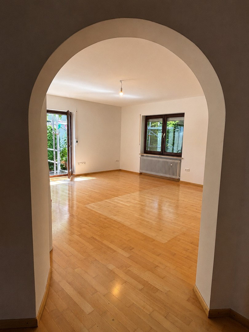 Blick vom Flur ins Wohnzimmer