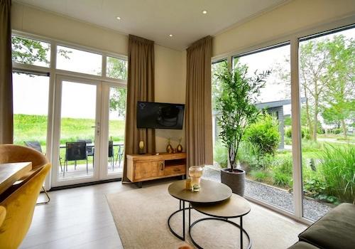 kaufen-freistehendes-ferienhaus-lith-wohnzimmer-tageslicht-recreatieadviseurs-vakantiehuistekoop-nl.jpg
