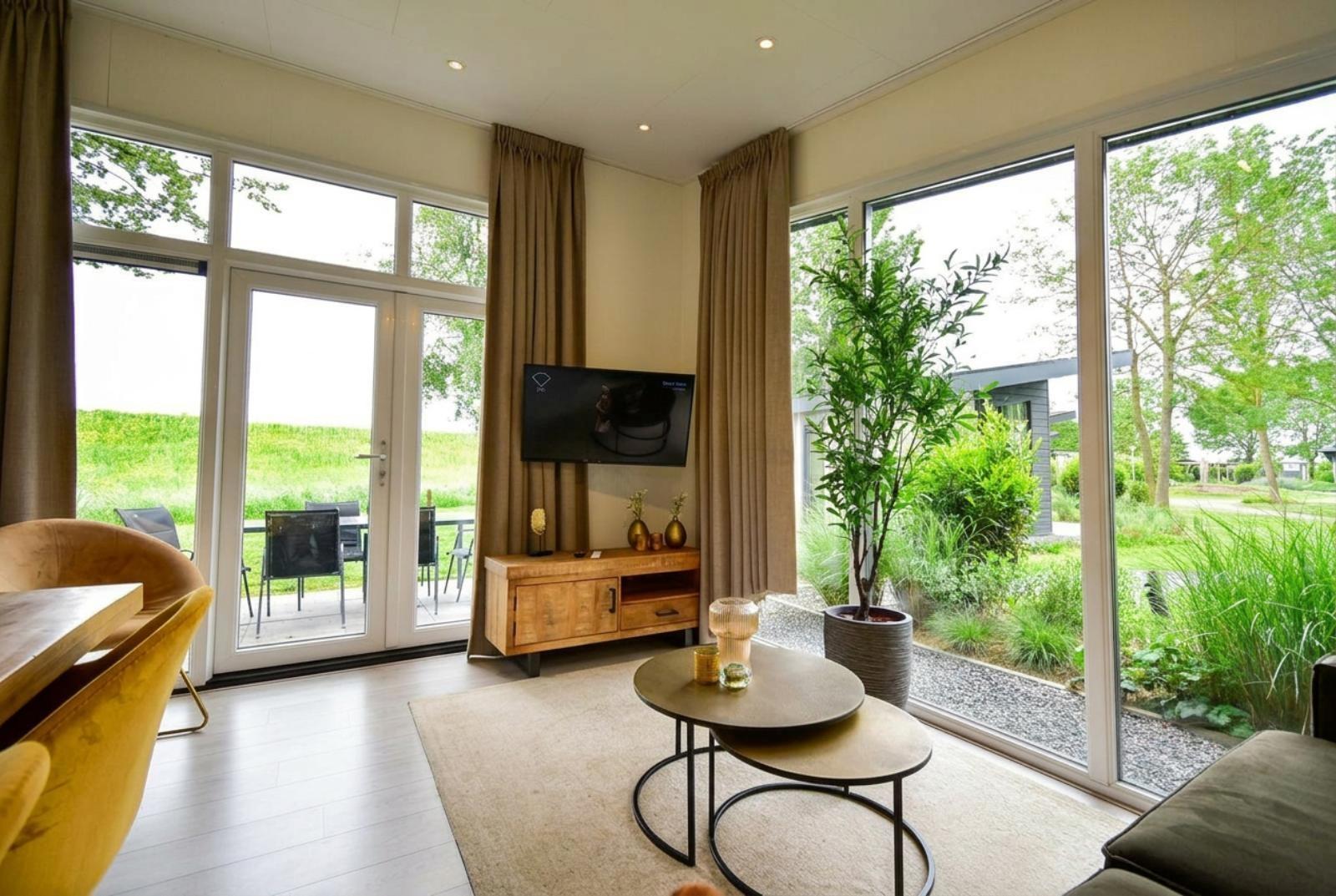kaufen-freistehendes-ferienhaus-lith-wohnzimmer-tageslicht-recreatieadviseurs-vakantiehuistekoop-nl.jpg