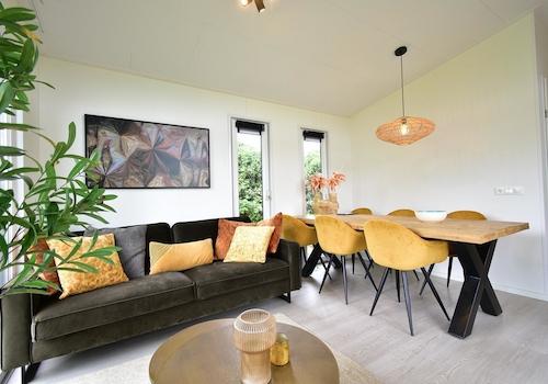 kaufen-freistehendes-ferienhaus-lith-wohnzimmer-essbereich-modernes-interieur-recreatieadviseurs-vakantiehuistekoop-nl.jpg