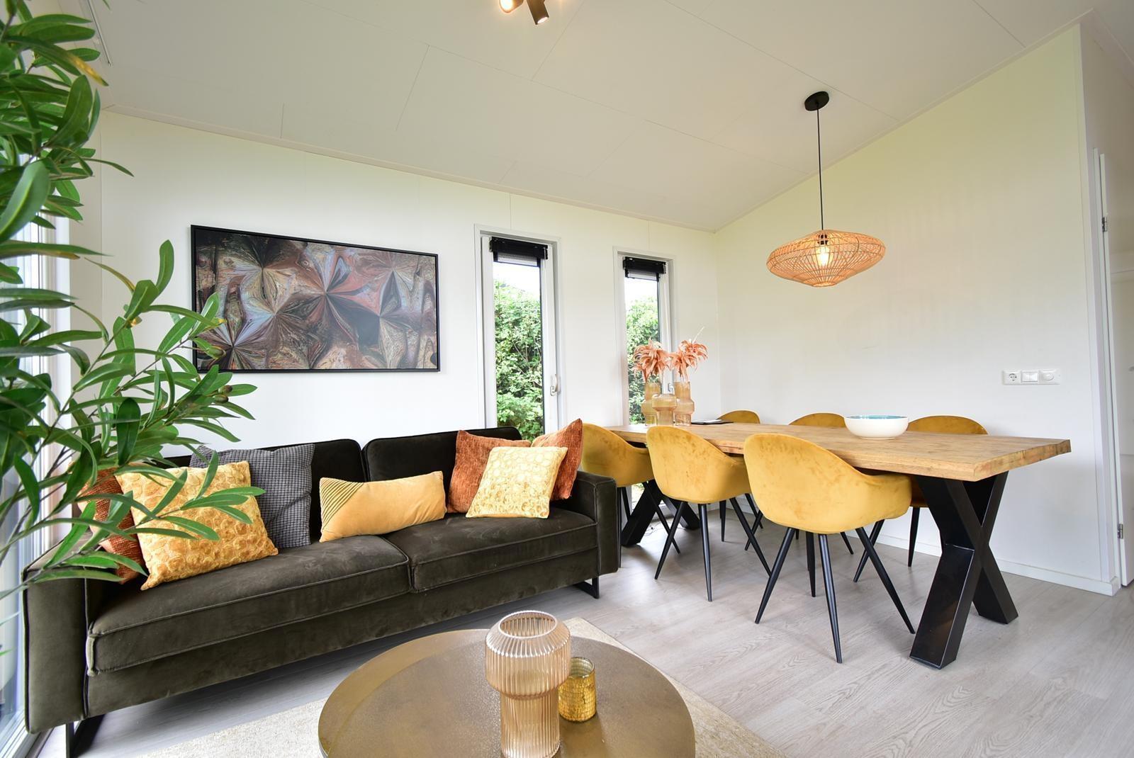 kaufen-freistehendes-ferienhaus-lith-wohnzimmer-essbereich-modernes-interieur-recreatieadviseurs-vakantiehuistekoop-nl.jpg