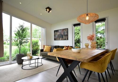 kaufen-freistehendes-ferienhaus-lith-wohnzimmer-interieur-hell-recreatieadviseurs-vakantiehuistekoop-nl.jpg