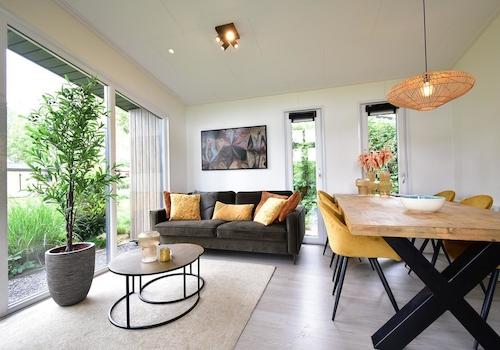 kaufen-freistehendes-ferienhaus-lith-wohnzimmer-schiebetuer-recreatieadviseurs-vakantiehuistekoop-nl.jpg