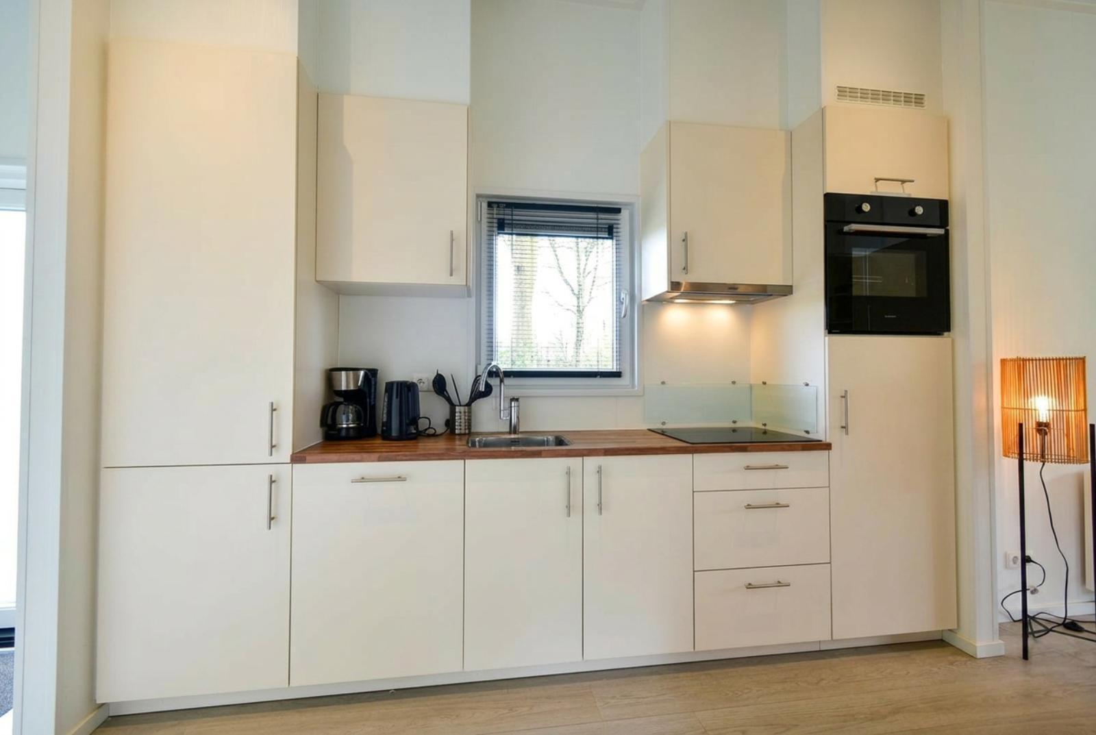 kaufen-freistehendes-ferienhaus-lith-moderne-kueche-einbaugeraete-recreatieadviseurs-vakantiehuistekoop-nl.jpg