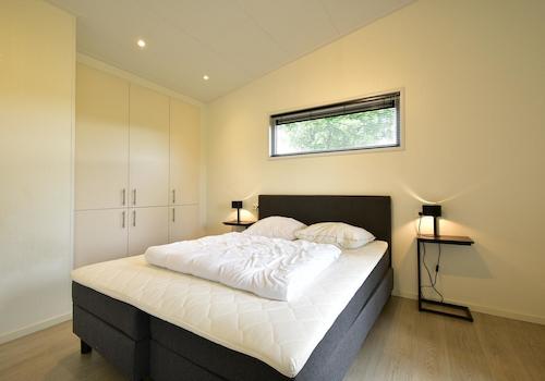kaufen-freistehendes-ferienhaus-lith-schlafzimmer-einbauschrank-recreatieadviseurs-vakantiehuistekoop-nl.jpg