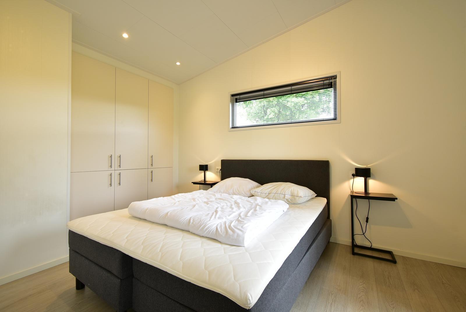 kaufen-freistehendes-ferienhaus-lith-schlafzimmer-einbauschrank-recreatieadviseurs-vakantiehuistekoop-nl.jpg