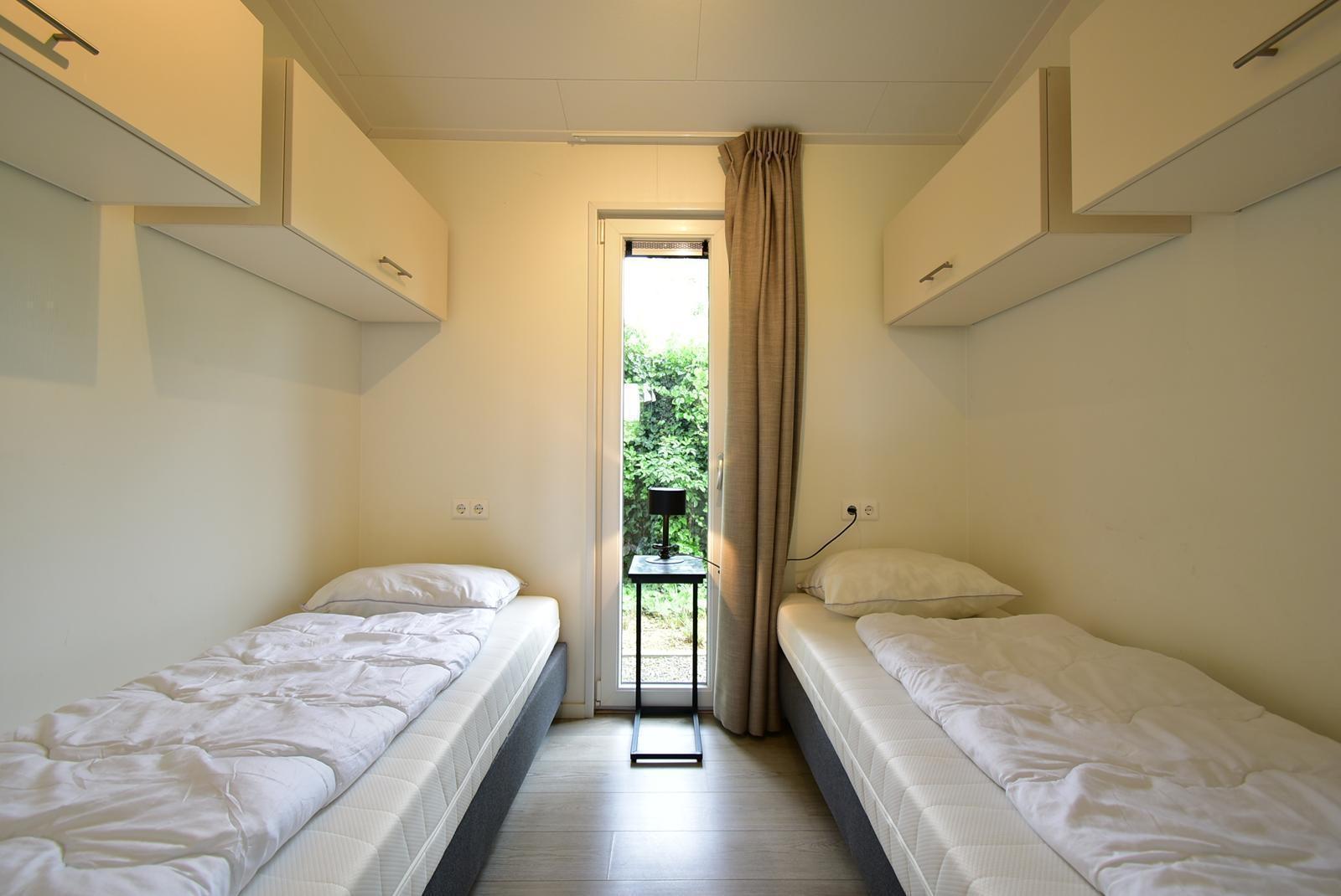 kaufen-freistehendes-ferienhaus-lith-zweites-schlafzimmer-hangeschranke-recreatieadviseurs-vakantiehuistekoop-nl.jpg