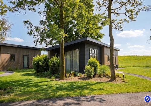 kaufen-freistehendes-ferienhaus-lith-aussenansicht-gruener-garten-recreatieadviseurs-vakantiehuistekoop-nl.jpg