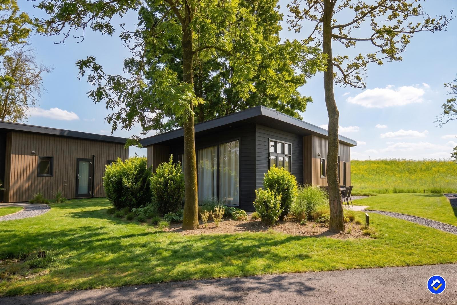 kaufen-freistehendes-ferienhaus-lith-aussenansicht-gruener-garten-recreatieadviseurs-vakantiehuistekoop-nl.jpg