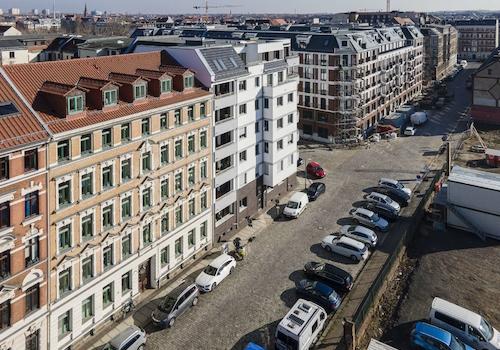 Außenansicht mit Nachbarschaftsbebauung