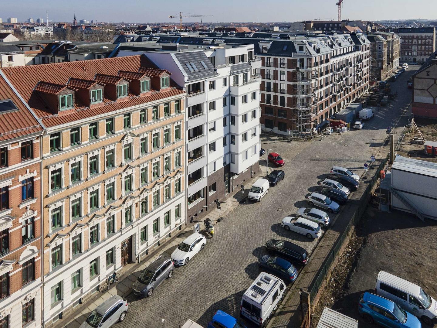 Außenansicht mit Nachbarschaftsbebauung