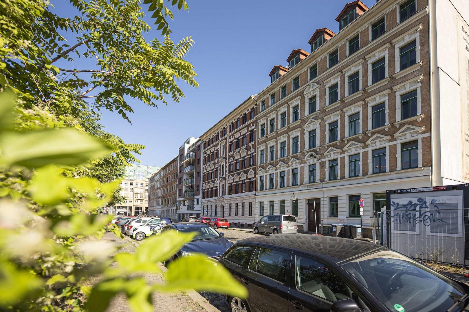Hausansicht mit Nachbarschaftsbebauung