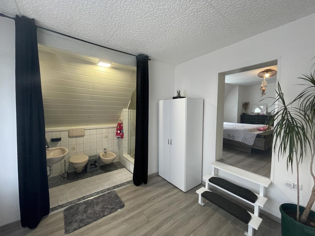 Schlafzimmer mit Badnische