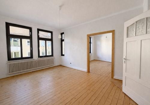 Wohn-/Essbereich mit typischem Dielenboden