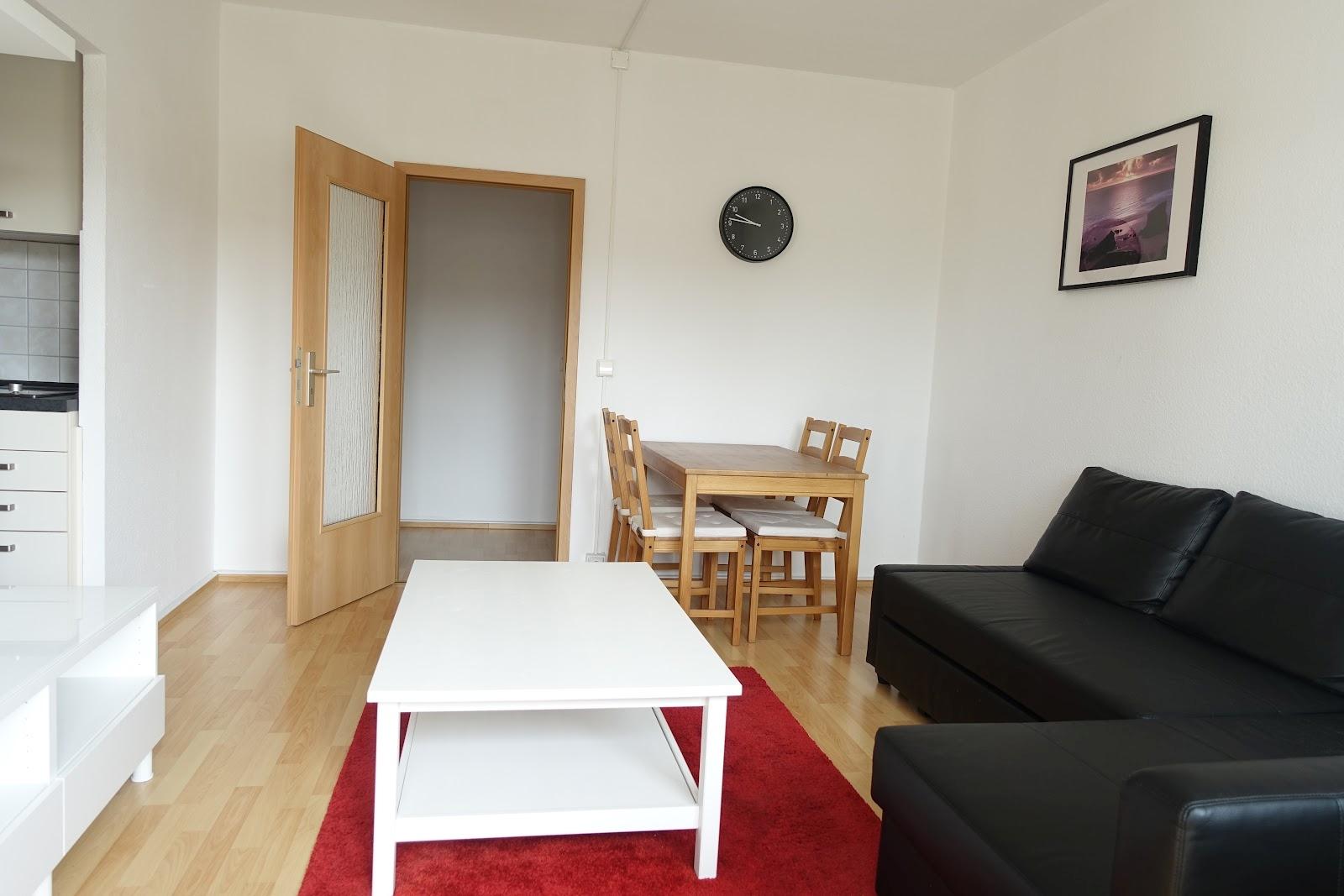 Wohnzimmer mit Möbeln