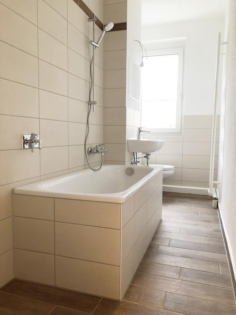 modernes Bad mit Wanne