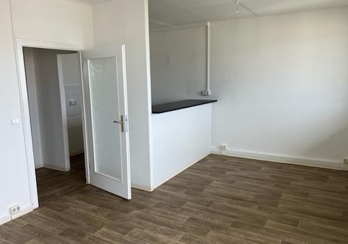 Wohnzimmer mit offener Küche
