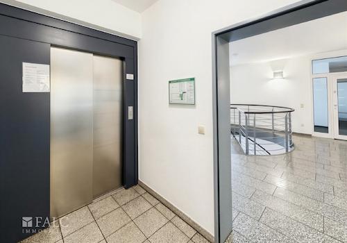 Treppenhaus mit Aufzug
