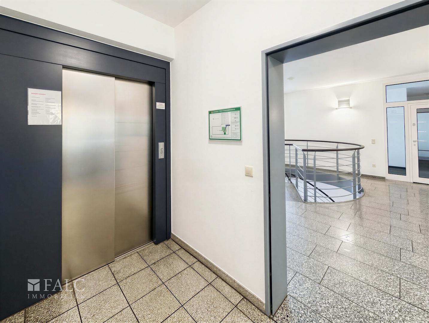 Treppenhaus mit Aufzug
