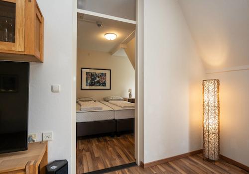 Blick vom Wohnzimmer ins 1. Schlafzimmer