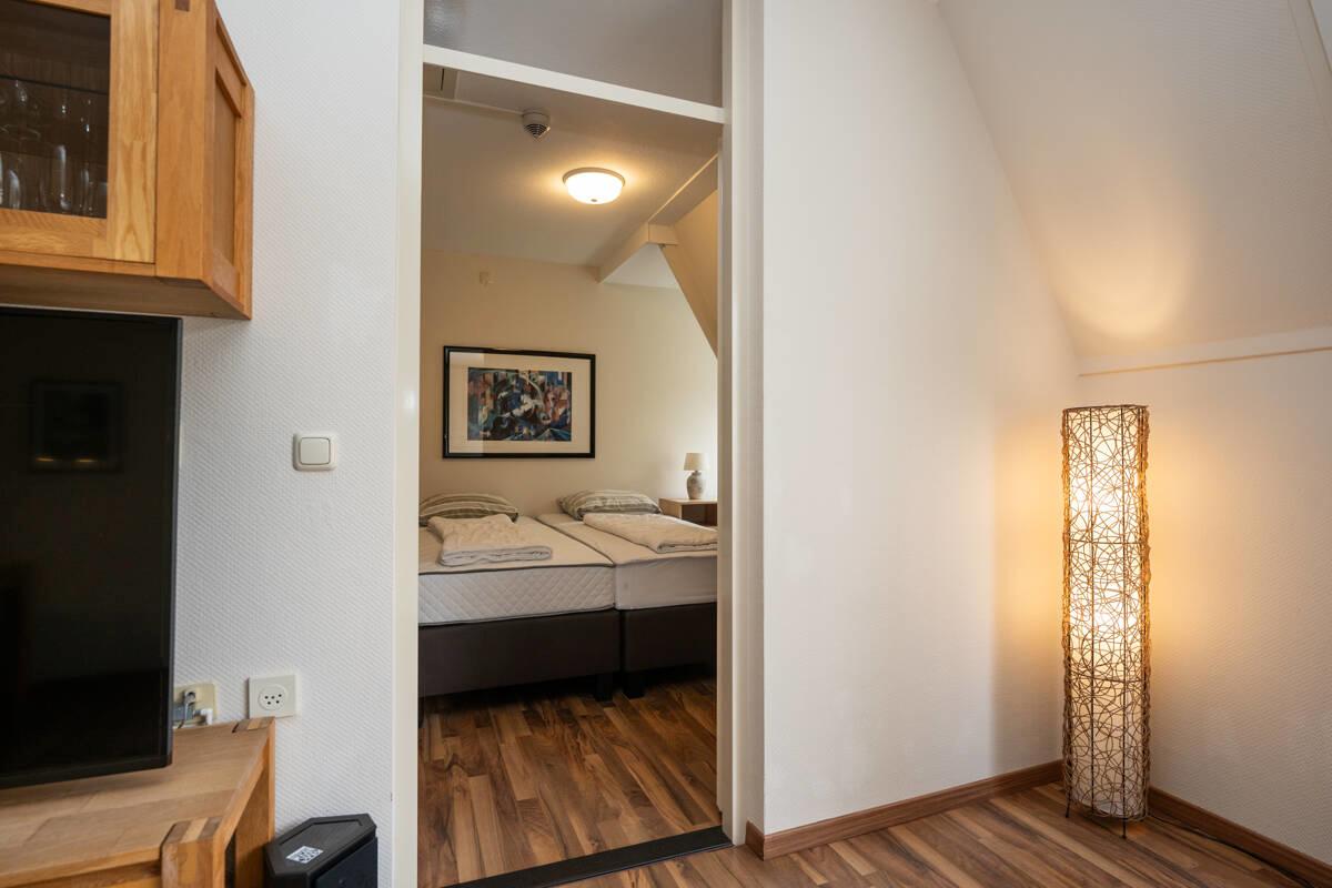 Blick vom Wohnzimmer ins 1. Schlafzimmer