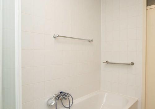 Badezimmer Blick zur Badewanne