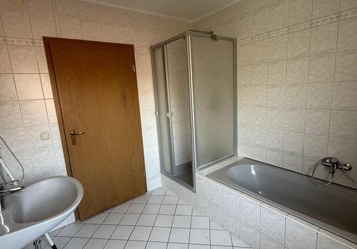 Dusche und Badewanne