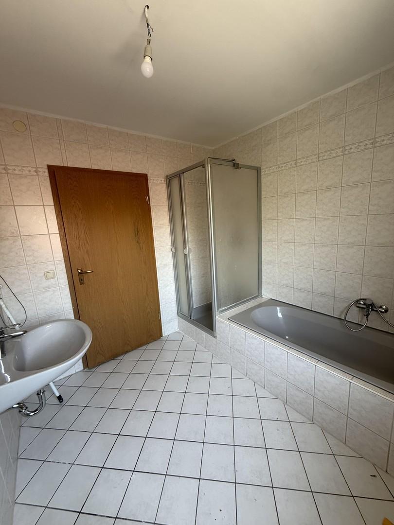 Dusche und Badewanne