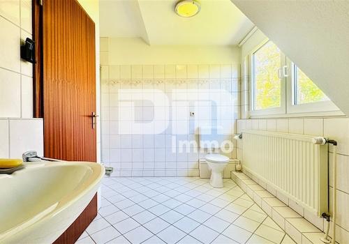 OG / DG Badezimmer / Wanne / Dusche