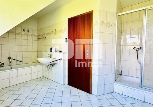 OG / DG Badezimmer / Wanne / Dusche