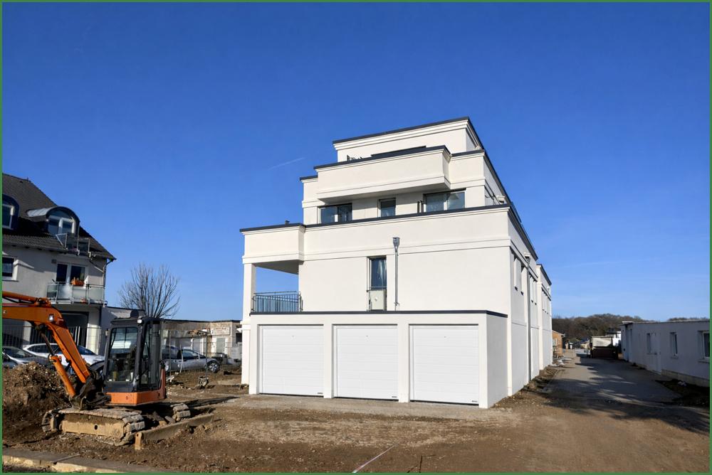 Hausansicht mir 3 Garagen