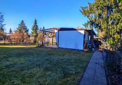 Garten mit Bungalow