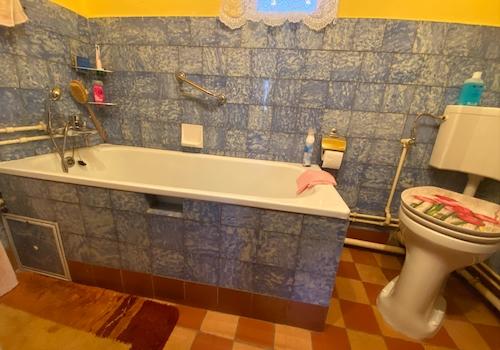Bad mit Wanne und Fenster