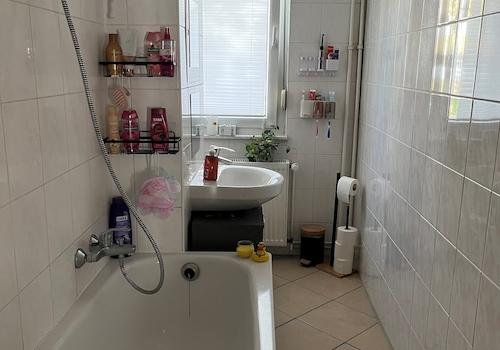 Badezimmer mit Fenster