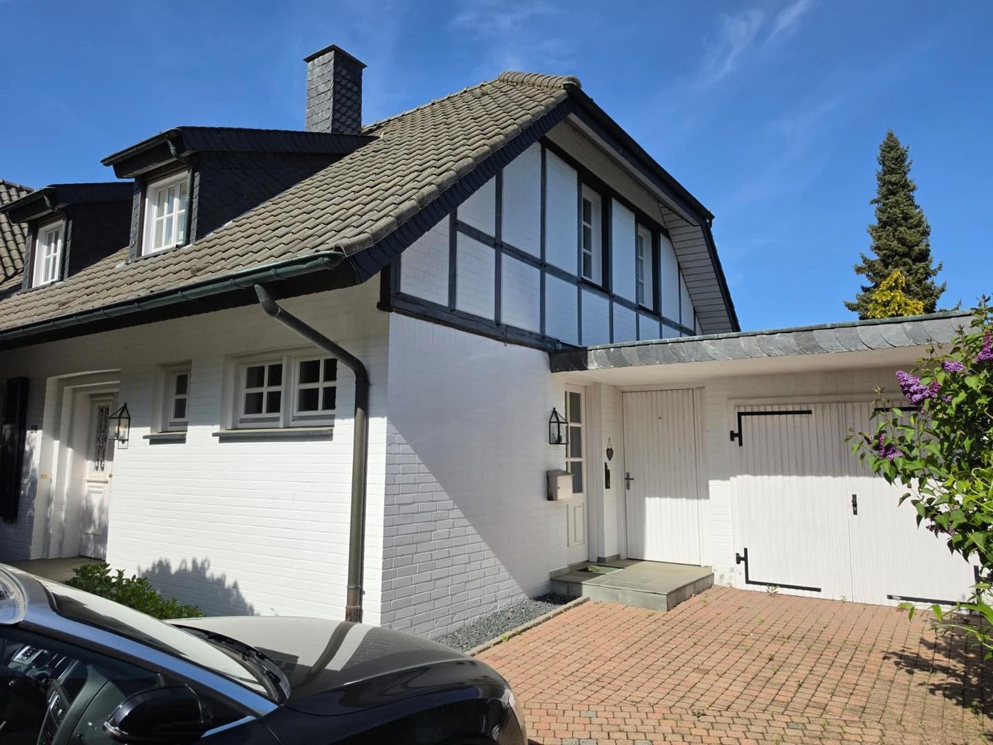 Haus vorne mit Seiteneingang