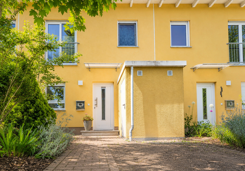 Hauseingang und Stellplatz