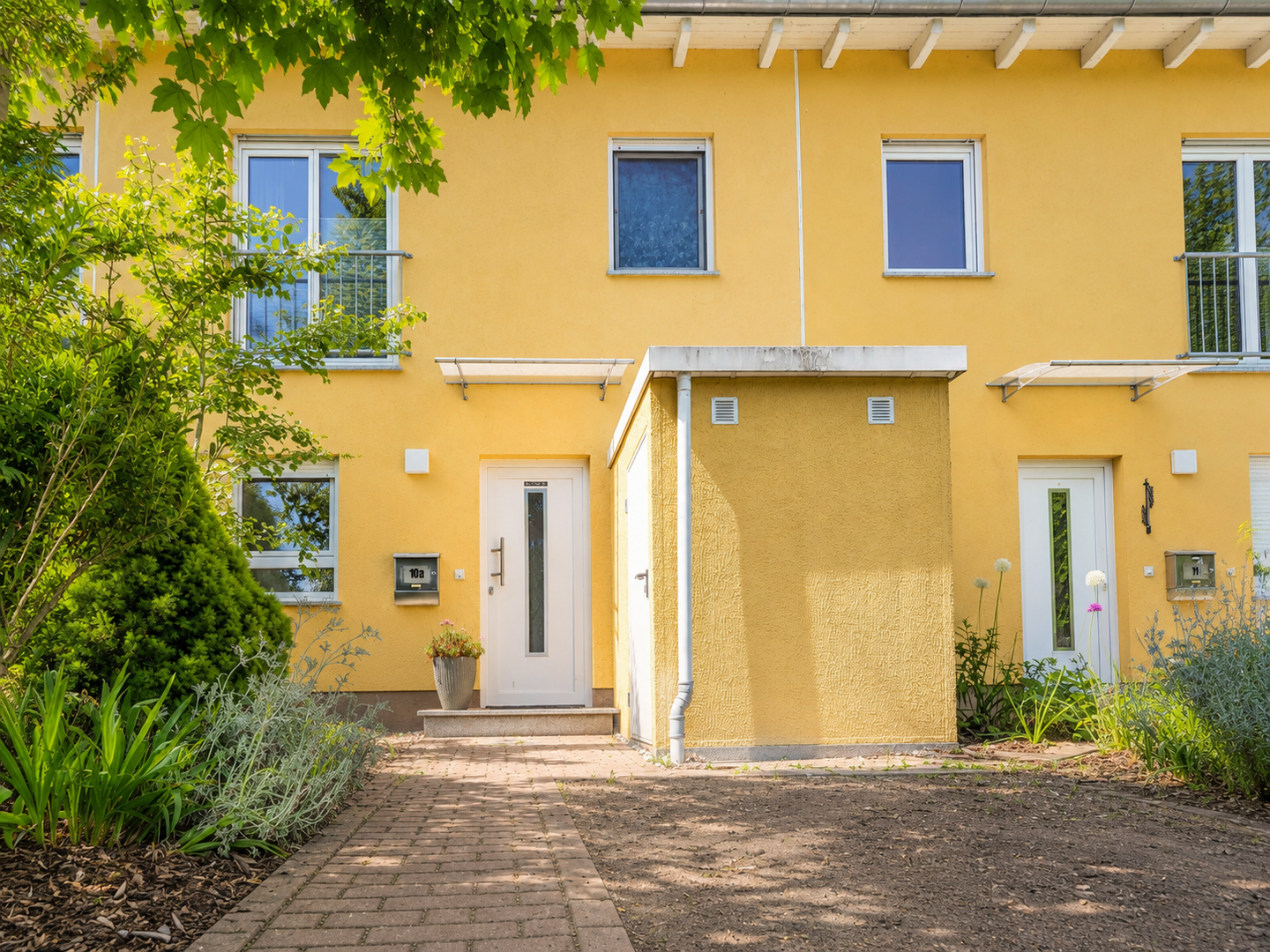 Hauseingang und Stellplatz