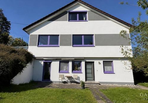Außen mit Eingangstür Einliegerwohnung